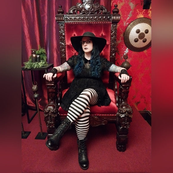 🦇 Meet your Posher, Laurie 🦇 - Picture 4 of 13